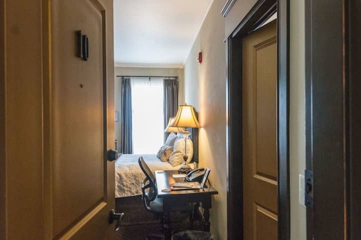 Room 8 of 115